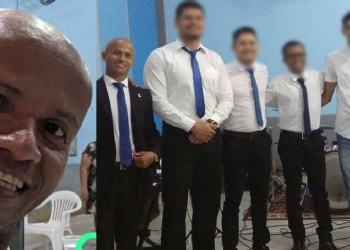 ‘Ai, pastor’: Vaza vídeo escandaloso de obreiro aceitando o ‘cajado’ de líder religioso; veja