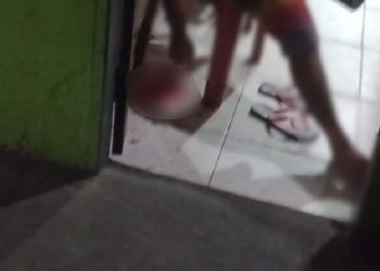 Veja: Tomando uma em bar na Cidade Nova, ‘Frango’ é cercado por dupla e morto a tiros