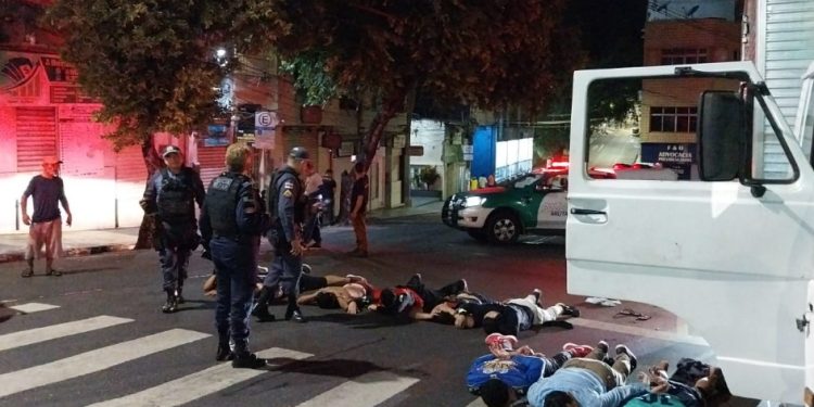 Ladrões roubam loja no Centro de Manaus, mas dão de cara com a PM na rua