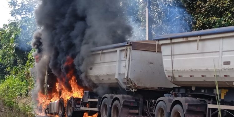 Vídeo: carreta carregada de soja da Maggi pega fogo na BR-174 no Amazonas