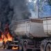 Vídeo: carreta carregada de soja da Maggi pega fogo na BR-174 no Amazonas
