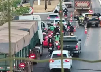 Carreta sai puxando gari de moto e ele morre arrastado e arrebent@do; colega sobreviveu