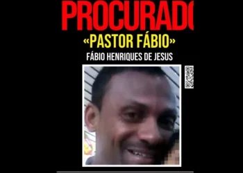 Pastor diz que vai quebrar macumba de fiéis e esfrega o ‘cajado’ neles; homem é procurado