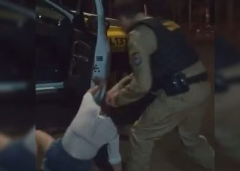 Vídeo: PM é afastado após agressã0 contra mulher na rua: ‘tomar no seu c*’