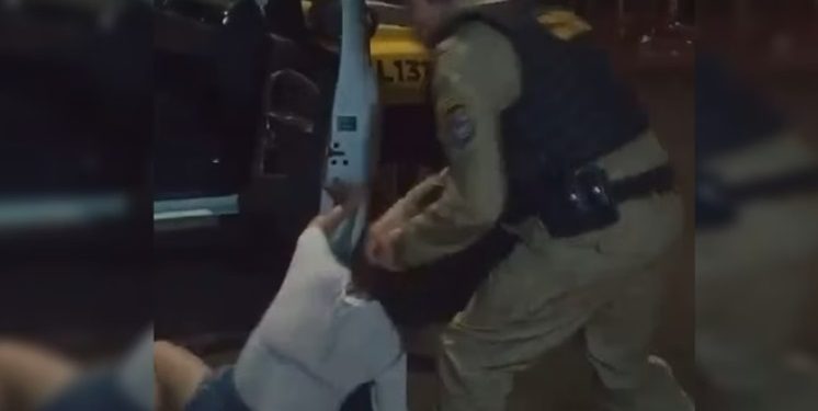 Vídeo: PM é afastado após agressã0 contra mulher na rua: ‘tomar no seu c*’