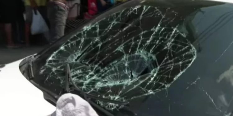 Visivelmente bêbado em plena tarde de segunda-feira, motorista atropela duas pessoas em Manaus