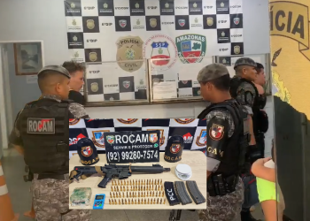 Dupla troca tiros com a polícia após confronto com rivais e é presa com fuzil e drogas em Manaus