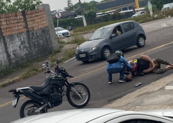 Vídeo: Motoristas de app se estrangulam no chão após se estranharem ‘do nada’ em Manaus
