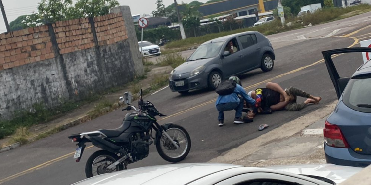 Vídeo: Motoristas de app se estrangulam no chão após se estranharem ‘do nada’ em Manaus