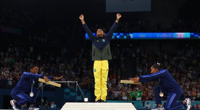 Rebeca Andrade é ouro no solo e vira maior medalhista olímpica do Brasil