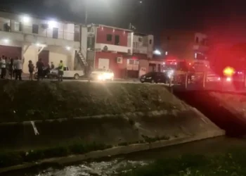 Vídeo: Grupo agride suspeito de assalto e joga ele dentro de rip-rap do Alvorada; ele sobreviveu