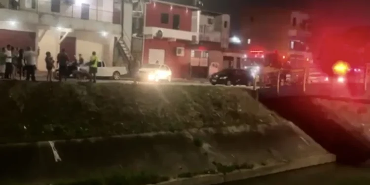 Vídeo: Grupo agride suspeito de assalto e joga ele dentro de rip-rap do Alvorada; ele sobreviveu