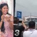 Vídeo mostra jovem sendo deg0lada ao cair da laje e ficar preso no fio da rede elétrica