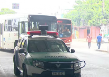 Jovem tem as duas pernas esmagadas por ônibus dentro do T2, na Cachoeirinha