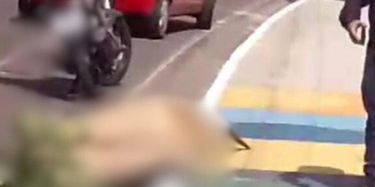 Cena forte: passageira de moto por app é arremessada e morre na Ponta Negra 