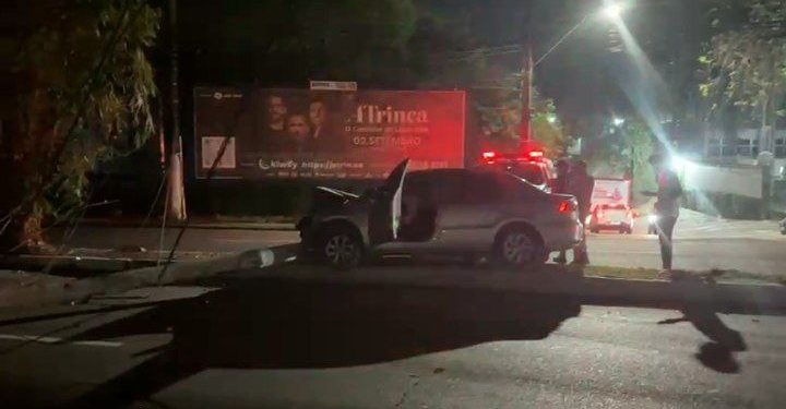Vídeo mostra condutor colidindo com tudo em poste na André Araújo e deixando via no escuro