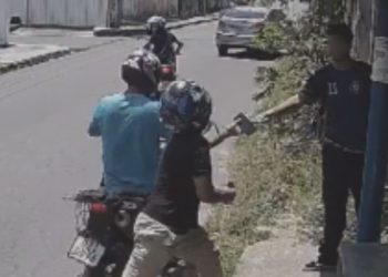 Vídeo: Estudante perde o celular ao ser surpreendido por três assaltantes na Cidade Nova