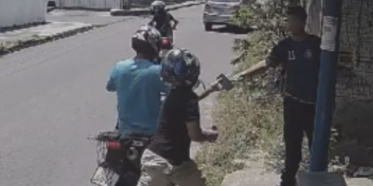 Vídeo: Estudante perde o celular ao ser surpreendido por três assaltantes na Cidade Nova