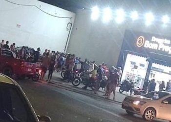 Vídeo: Homem sofre nas mãos da população em Petrópolis após ser pego roubando