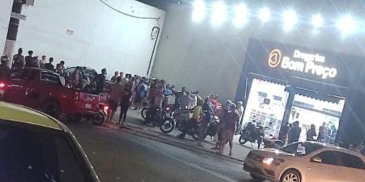 Vídeo: Homem sofre nas mãos da população em Petrópolis após ser pego roubando