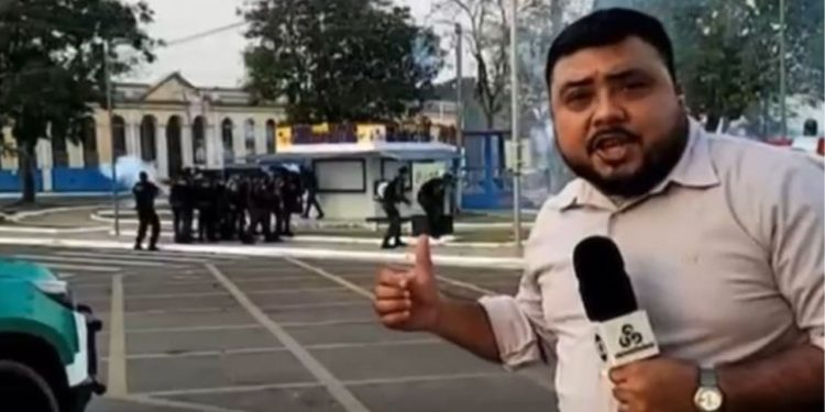 Repórter se arrisca e entra ao vivo no JAM 2 durante confronto entre policiais e garimpeiros no Amazonas; VÍDEO