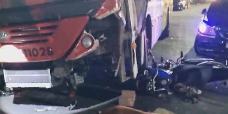 Vídeo: Motociclistas são atropelados por ônibus no Jorge Teixeira; seis ficaram feridos
