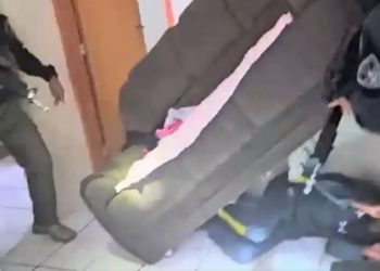 Vídeo mostra foragido sendo capturado após se esconder dentro de sofá para despistar policiais