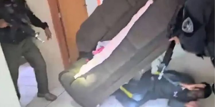 Vídeo mostra foragido sendo capturado após se esconder dentro de sofá para despistar policiais