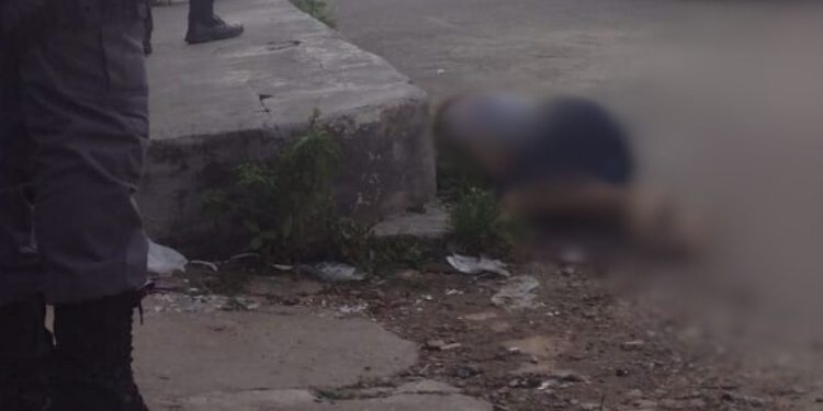 Moradores do Parque 10 ouvem som de tiro e encontram jovem morto na rua; veja a foto