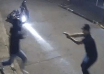 Veja o vídeo: Assaltante acaba 'dando mole' e morre a tiros pela própria vítima