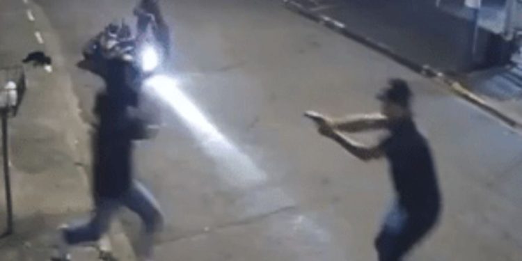 Veja o vídeo: Assaltante acaba 'dando mole' e morre a tiros pela própria vítima