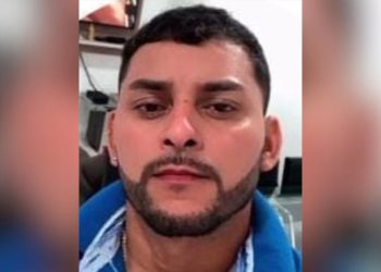 Polícia procura por homem que bateu na namorada após crise de ciúmes em Manaus