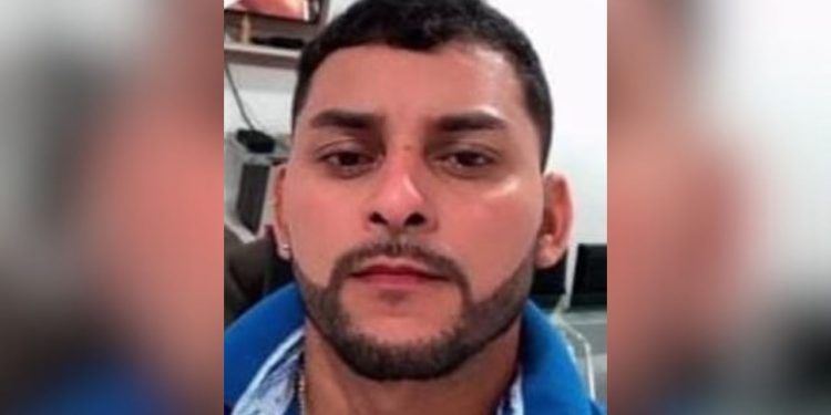 Polícia procura por homem que bateu na namorada após crise de ciúmes em Manaus