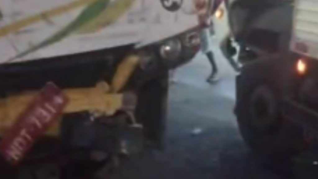 Quatro pessoas ficam feridas durante colisão entre caminhão e micro-ônibus em Manaus; veja o vídeo