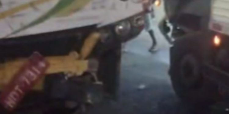 Quatro pessoas ficam feridas durante colisão entre caminhão e micro-ônibus em Manaus; veja o vídeo