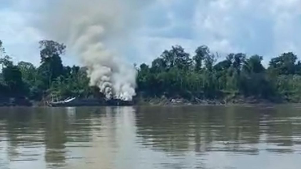 Vídeo: Passageiros de lancha gravam embarcação da Marinha pegando fogo no Rio Solimões