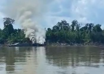 Vídeo: Passageiros de lancha gravam embarcação da Marinha pegando fogo no Rio Solimões
