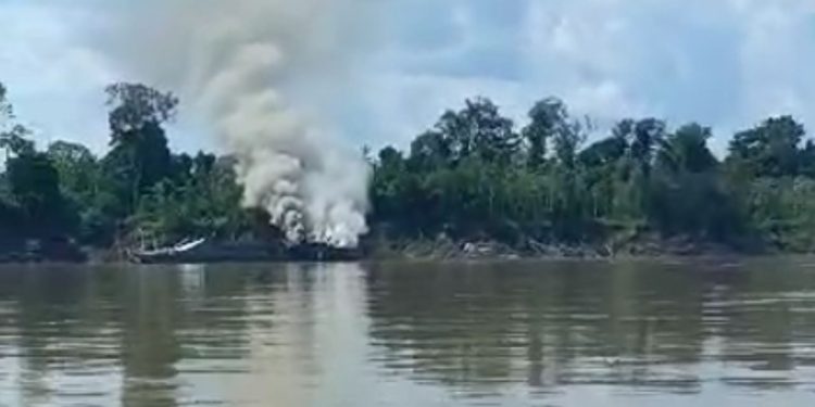Vídeo: Passageiros de lancha gravam embarcação da Marinha pegando fogo no Rio Solimões