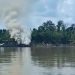 Vídeo: Passageiros de lancha gravam embarcação da Marinha pegando fogo no Rio Solimões