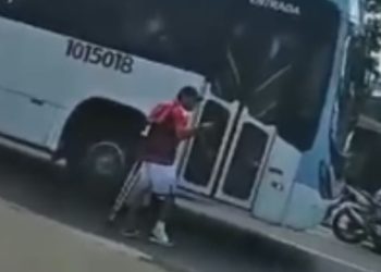 Mulher grava motorista impedindo que passageiro com muletas entrasse no ônibus em Manaus