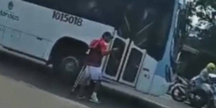 Mulher grava motorista impedindo que passageiro com muletas entrasse no ônibus em Manaus