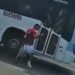 Mulher grava motorista impedindo que passageiro com muletas entrasse no ônibus em Manaus