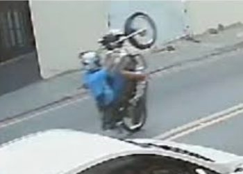 VEJA VÍDEO: Adolescente de 17 anos atropela duas mulheres enquanto dava ‘grau’