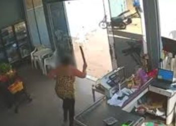 Vídeo: Comerciante reage a assalto e espanta ladrões usando facão