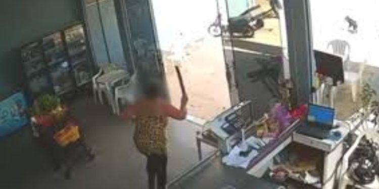 Vídeo: Comerciante reage a assalto e espanta ladrões usando facão