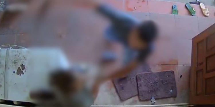 Câmera filma esposa sendo morta pelo marido com golpes de faca na garagem