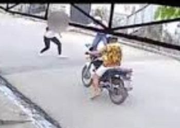 Garota briga com assaltante no meio da rua e clama: "Por favor, eu tenho prova hoje!"