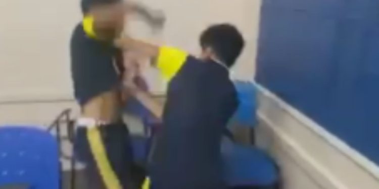 Vídeo: Alunos de escola estadual trocam socos dentro de sala de aula em Manaus