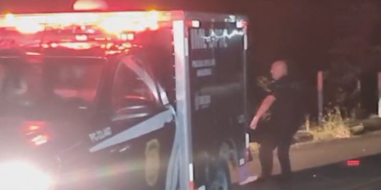 Vídeo: Homem amarrado e com marcas de tiro é achado na Ponta Negra por agentes federais