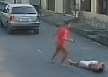 Vídeo mostra pistoleiro descarregando o cartucho para matar jovem em Manaus